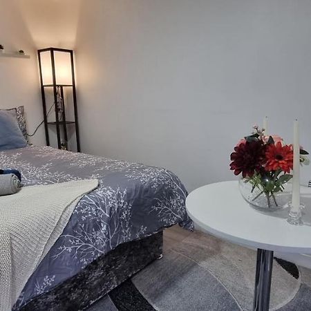 Charming, Cosy Hideaway With Free Wifi, Parking Lägenhet Leeds  Exteriör bild